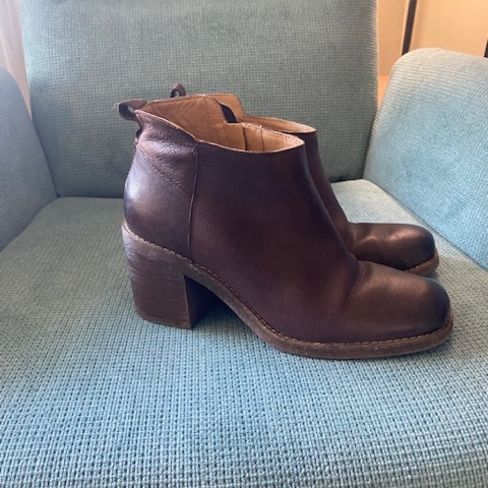 Crown Vintage Brown Leather Zip up Bootie Size 10